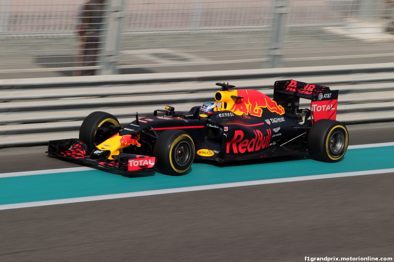 GP ABU DHABI, 25.11.2016 - Prove Libere 1, Daniel Ricciardo (AUS) Red Bull Racing RB12