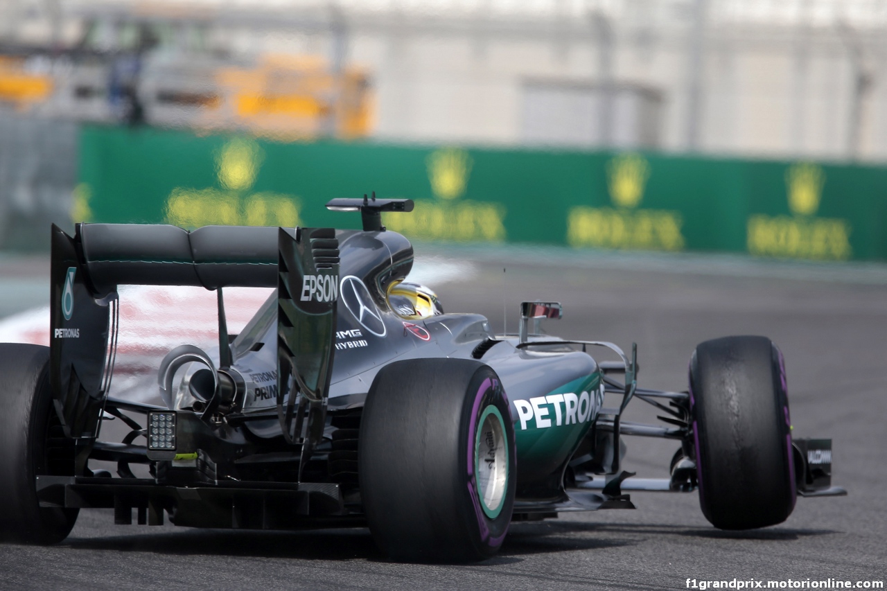 GP ABU DHABI, 25.11.2016 - Prove Libere 1, Lewis Hamilton (GBR) Mercedes AMG F1 W07 Hybrid spins