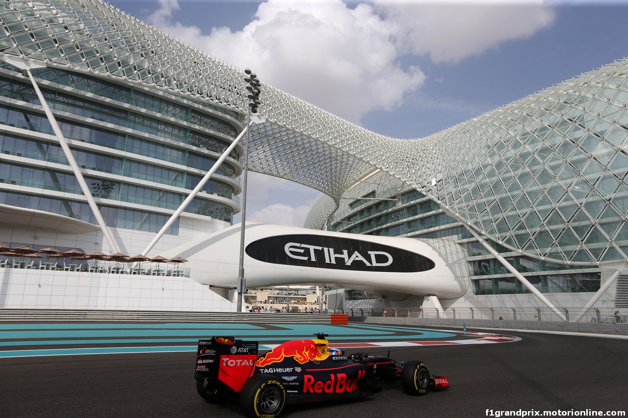 GP ABU DHABI, 25.11.2016 - Prove Libere 1, Daniel Ricciardo (AUS) Red Bull Racing RB12