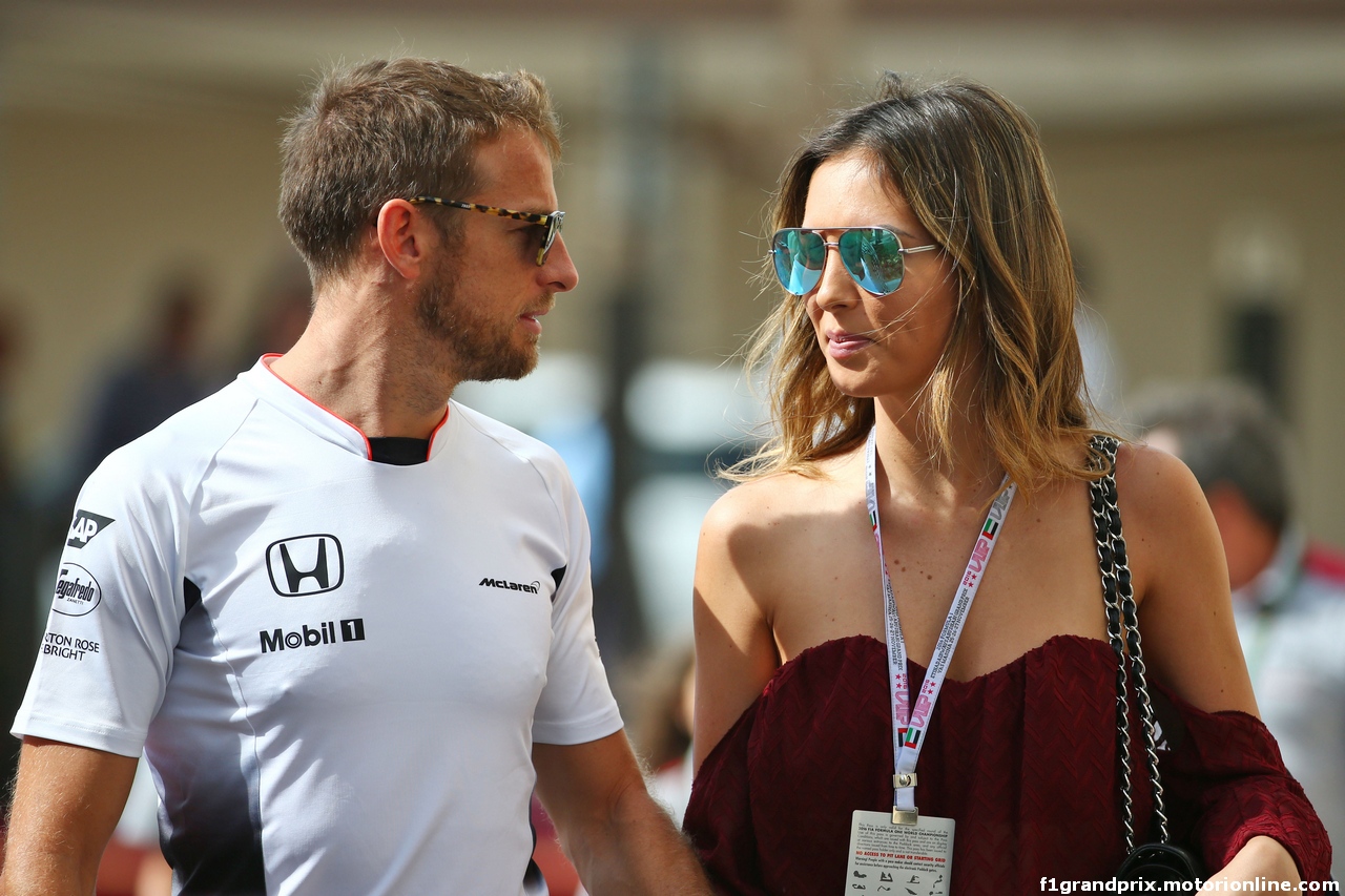 GP ABU DHABI, 25.11.2016. - Jenson Button (GBR) McLaren with Domenica Brittny Ward (USA).