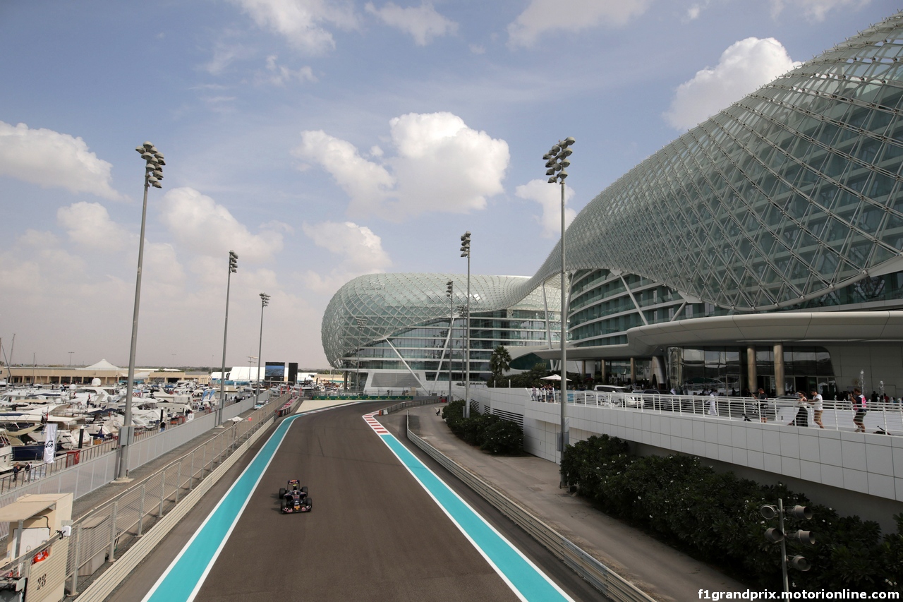 GP ABU DHABI, 25.11.2016 - Prove Libere 1, Carlos Sainz Jr (ESP) Scuderia Toro Rosso STR11