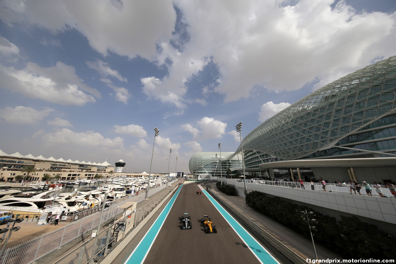 GP ABU DHABI, 25.11.2016 - Prove Libere 1, Nico Rosberg (GER) Mercedes AMG F1 W07 Hybrid e Kevin Magnussen (DEN) Renault Sport F1 Team RS16