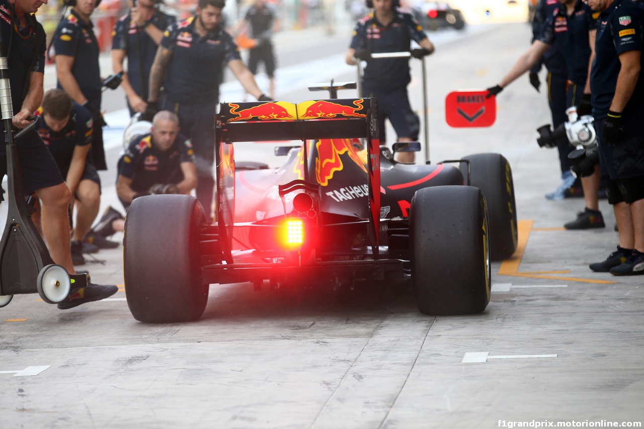 GP ABU DHABI, 25.11.2016 - Prove Libere 1, Daniel Ricciardo (AUS) Red Bull Racing RB12
