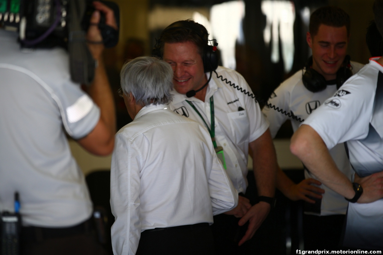 GP ABU DHABI, 25.11.2016 - Prove Libere 1, Bernie Ecclestone (GBR), President e CEO of FOM e Zak Brown (USA) McLaren Executive Director