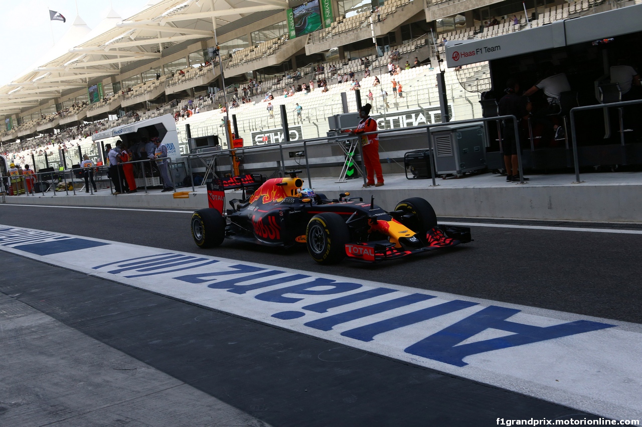 GP ABU DHABI, 25.11.2016 - Prove Libere 1, Daniel Ricciardo (AUS) Red Bull Racing RB12