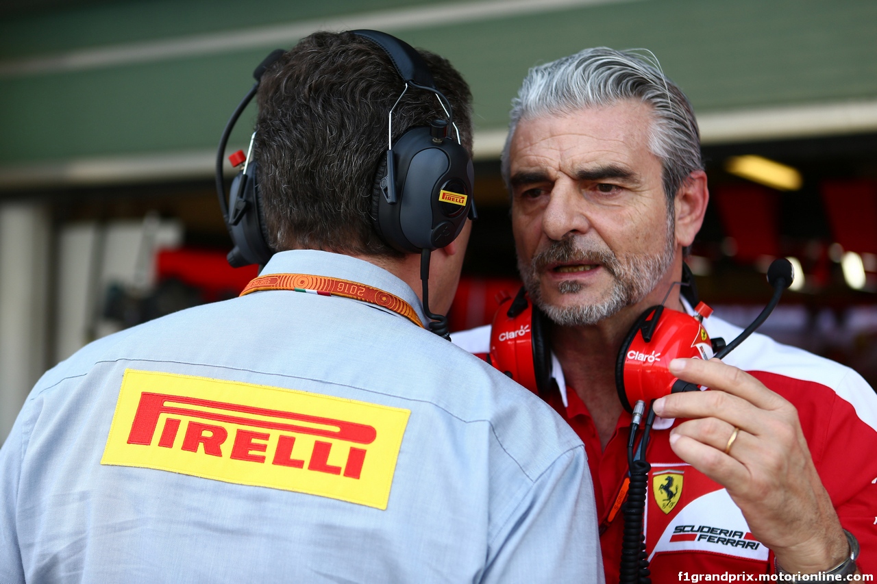 GP ABU DHABI, 25.11.2016 - Prove Libere 1, Mario Isola (ITA), Sporting Director Pirelli  e Maurizio Arrivabene (ITA) Ferrari Team Principal