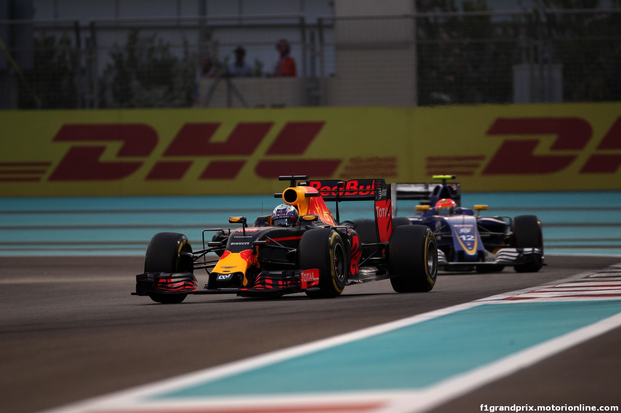 GP ABU DHABI, 25.11.2016 - Prove Libere 2, Daniel Ricciardo (AUS) Red Bull Racing RB12 e Felipe Nasr (BRA) Sauber C34