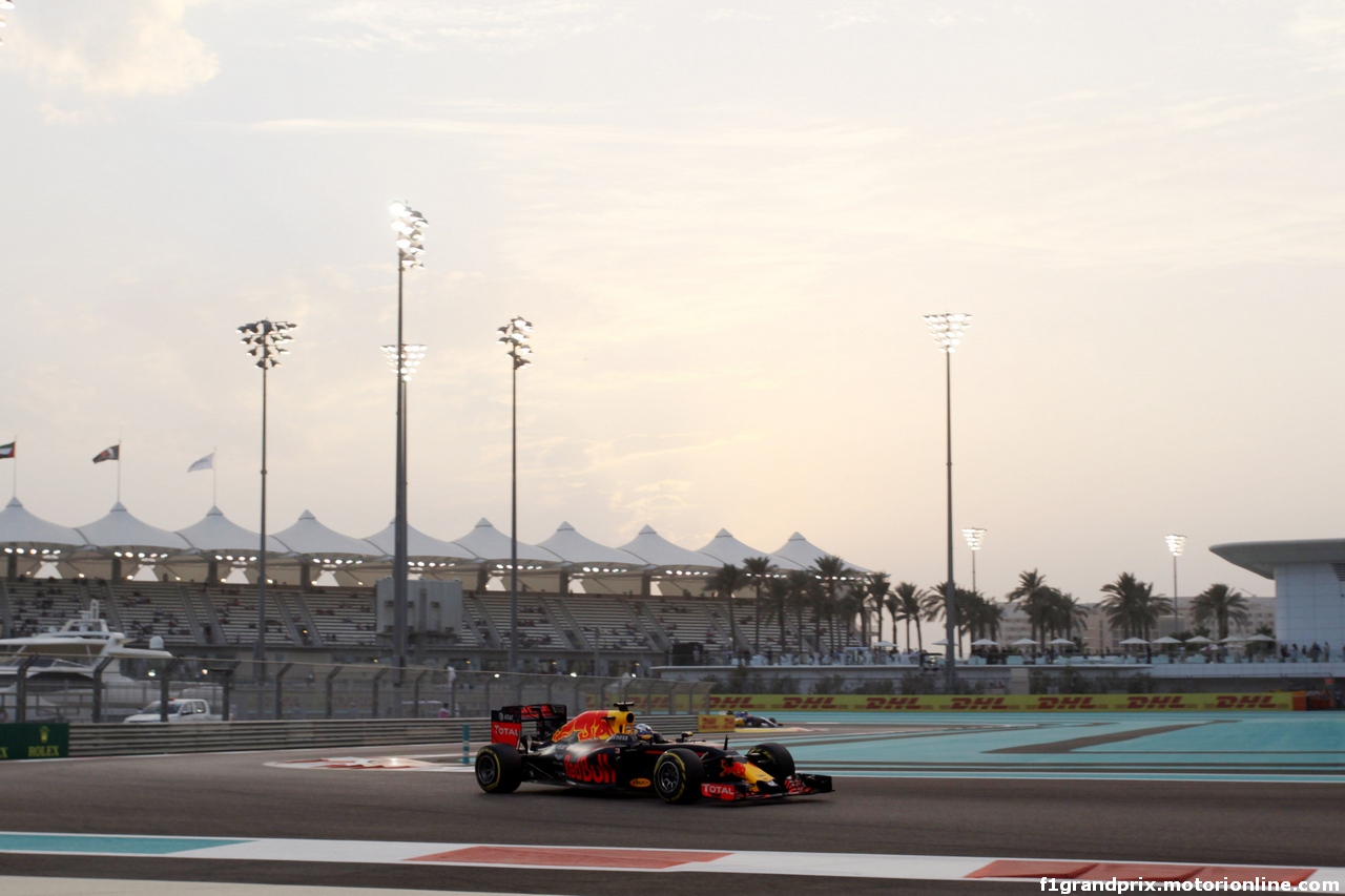 GP ABU DHABI, 25.11.2016 - Prove Libere 2, Daniel Ricciardo (AUS) Red Bull Racing RB12