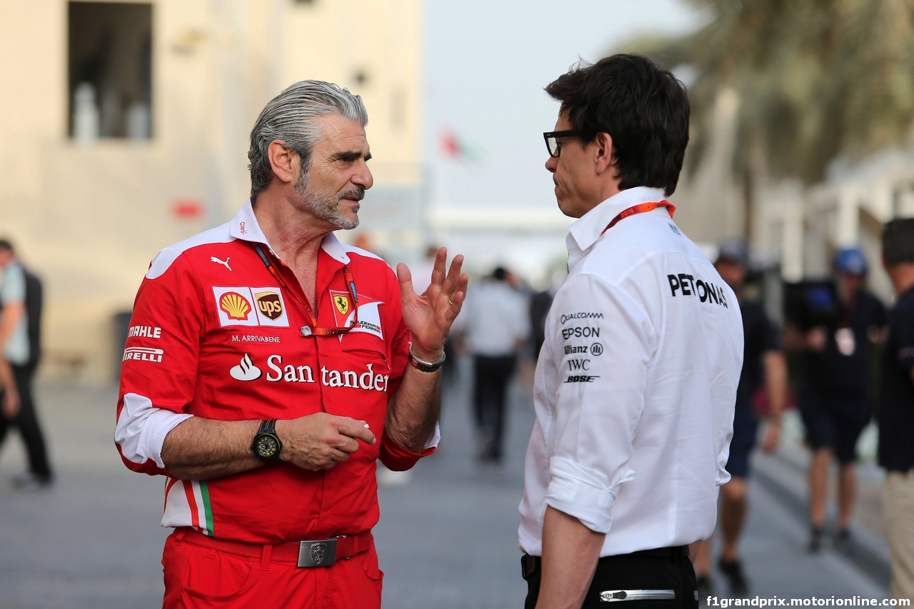 GP ABU DHABI, 25.11.2016 - Prove Libere 2, Maurizio Arrivabene (ITA) Ferrari Team Principal e Toto Wolff (GER) Mercedes AMG F1 Shareholder e Executive Director