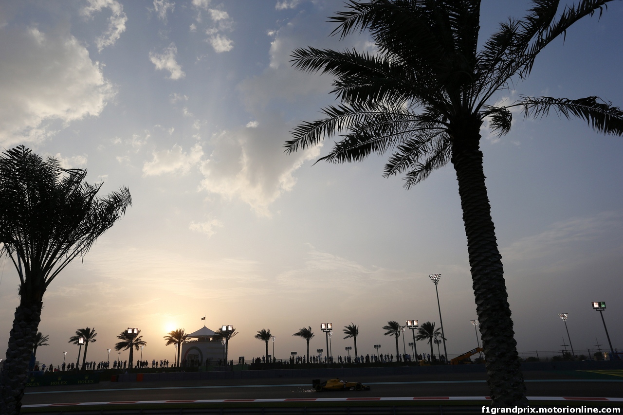 GP ABU DHABI, 25.11.2016 - Prove Libere 2, Kevin Magnussen (DEN) Renault Sport F1 Team RS16