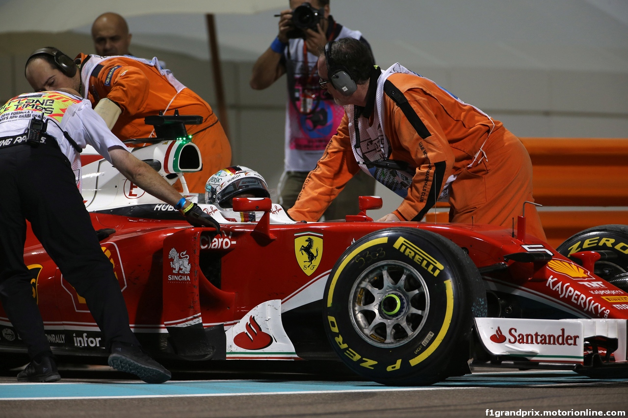 GP ABU DHABI, 25.11.2016 - Prove Libere 2, Sebastian Vettel (GER) Ferrari SF16-H stopped on the track