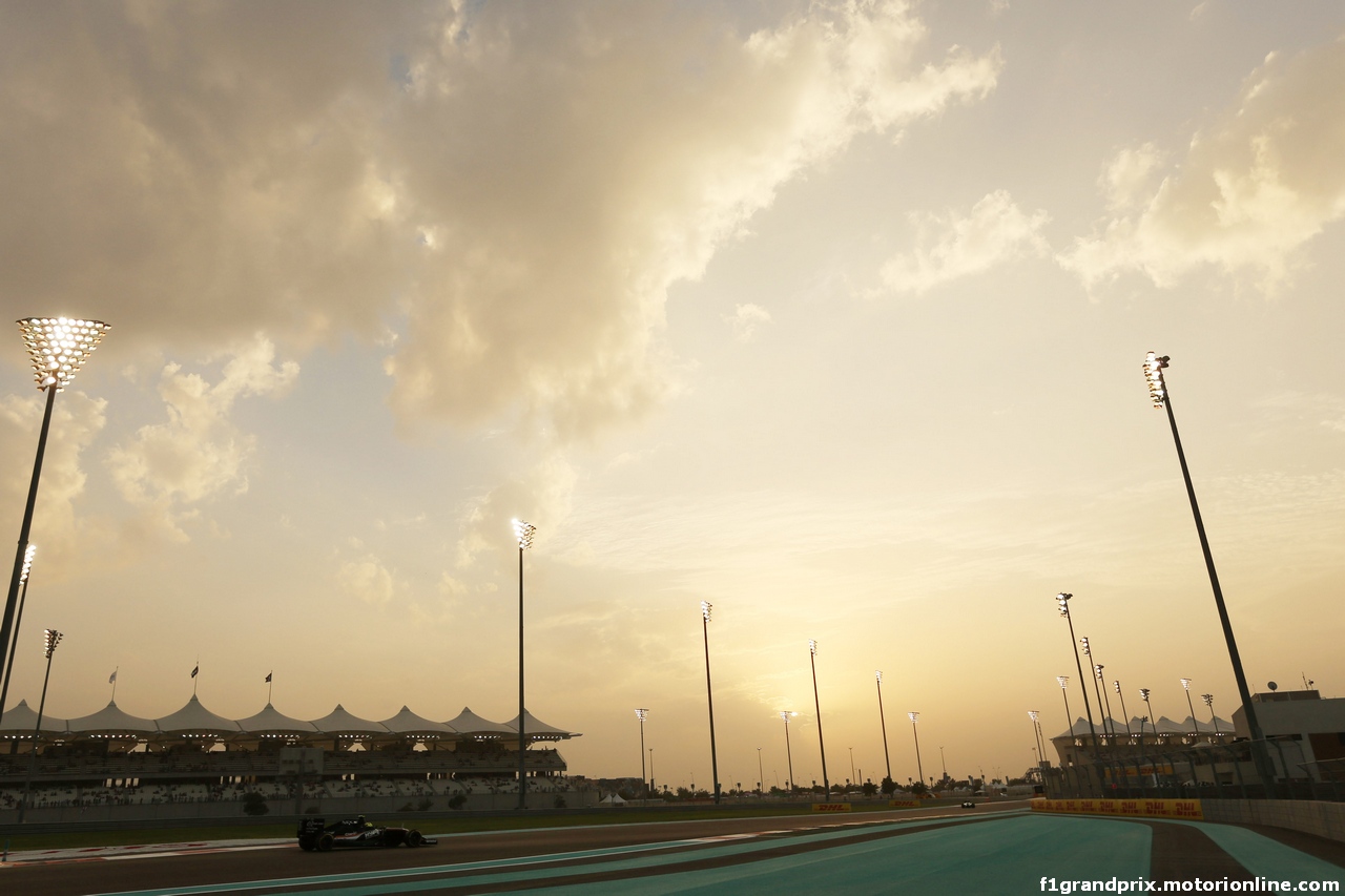 GP ABU DHABI, 25.11.2016 - Prove Libere 2, Sergio Perez (MEX) Sahara Force India F1 VJM09