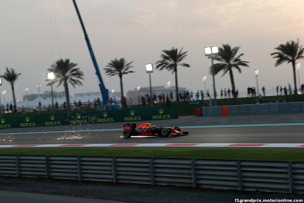 GP ABU DHABI, 25.11.2016 - Prove Libere 2, Daniel Ricciardo (AUS) Red Bull Racing RB12