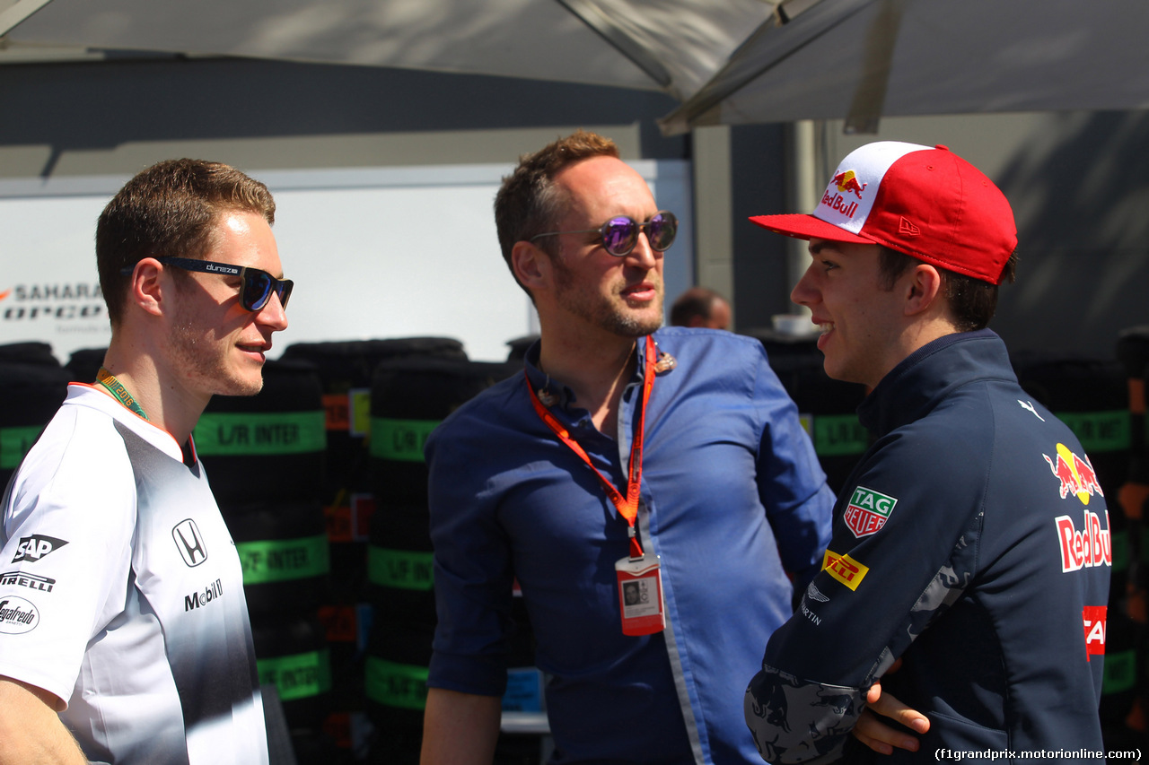 GP AUSTRALIA, 20.03.2016 - Stoffel Vandoorne (BEL) McLaren Test e Reserve Driver, Franck Montagny (FRA) e Pierre Gasly (FRA) Test driver Red Bull