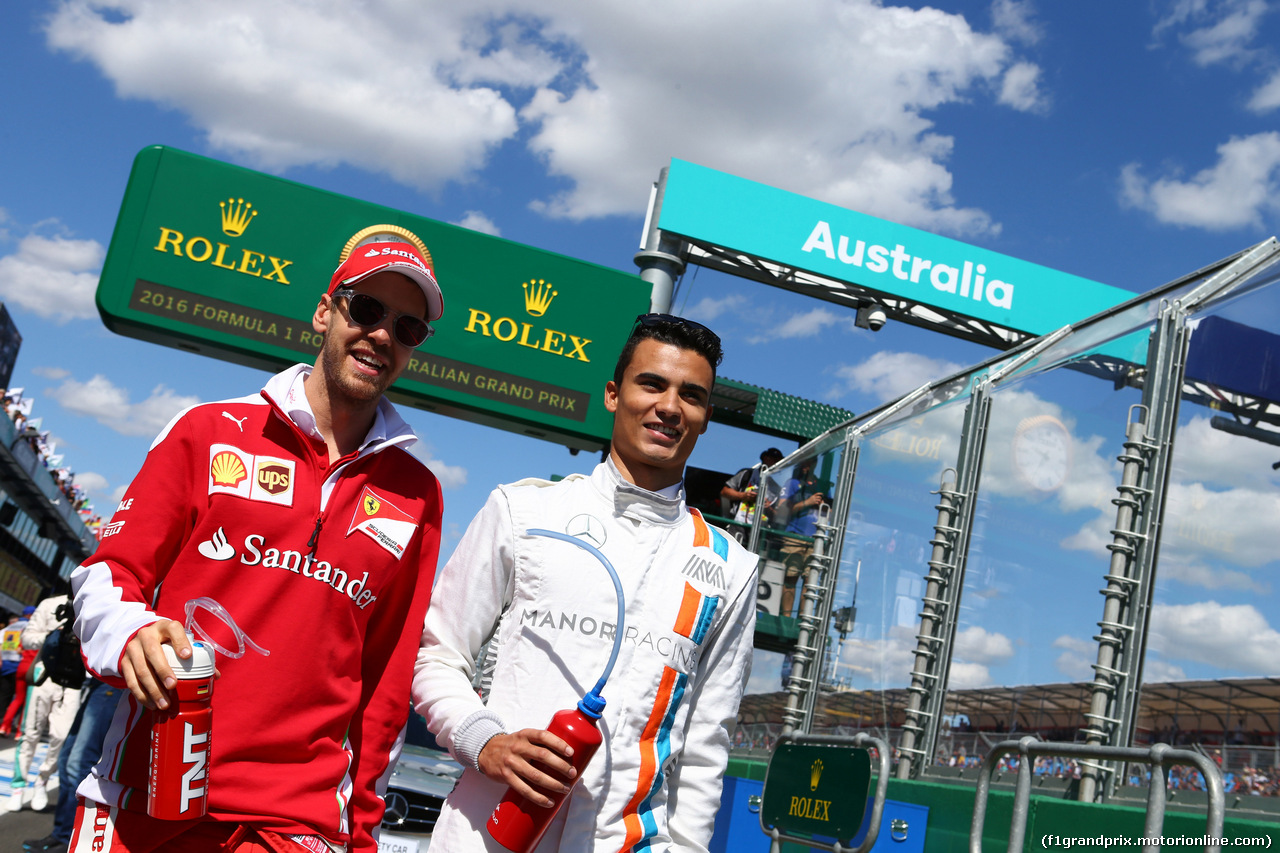 GP AUSTRALIA, 20.03.2016 - Sebastian Vettel (GER) Ferrari SF16-H e Pascal Wehrlein (GER) Manor Racing MRT05