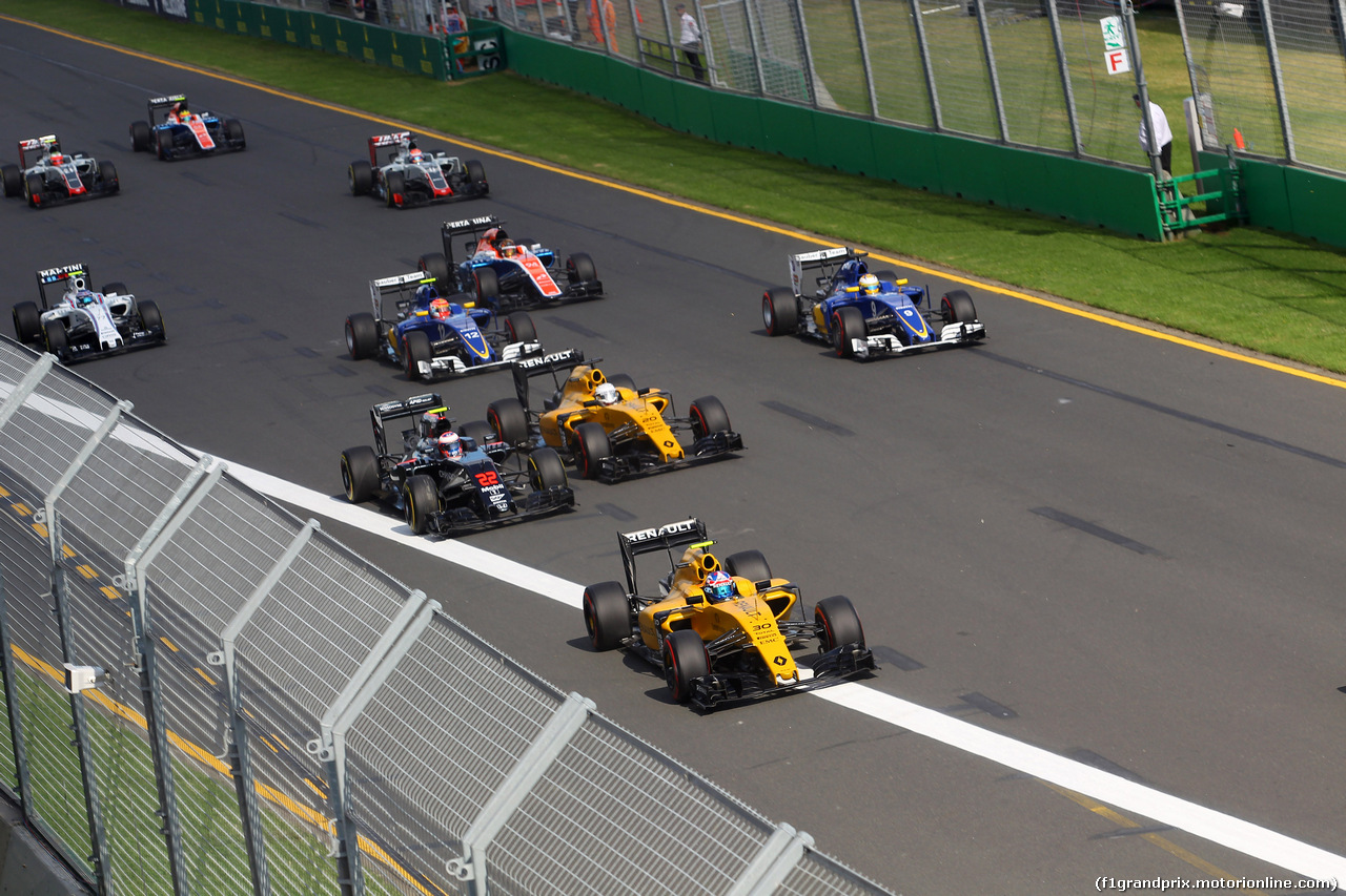 GP AUSTRALIA, 20.03.2016 - Gara, Jolyon Palmer (GBR) Renault Sport F1 Team RS16 davanti a Jenson Button (GBR)  McLaren Honda MP4-31 e Kevin Magnussen (DEN) Renault Sport F1 Team RS16