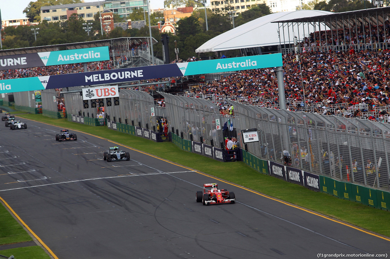 GP AUSTRALIA, 20.03.2016 - Gara, Kimi Raikkonen (FIN) Ferrari SF16-H davanti a Nico Rosberg (GER) Mercedes AMG F1 W07 Hybrid