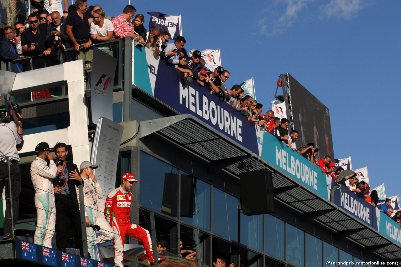 GP AUSTRALIA, 20.03.2016 - Gara, 1st position Nico Rosberg (GER) Mercedes AMG F1 W07 Hybrid, secondo Lewis Hamilton (GBR) Mercedes AMG F1 W07 Hybrid e terzo Sebastian Vettel (GER) Ferrari SF16-H with Mark Webber (AUS)