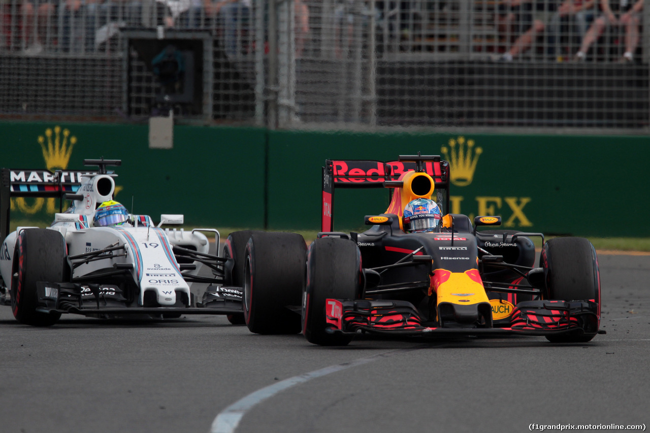 GP AUSTRALIA, 20.03.2016 - Gara, Daniel Ricciardo (AUS) Red Bull Racing RB12 davanti a Felipe Massa (BRA) Williams FW38