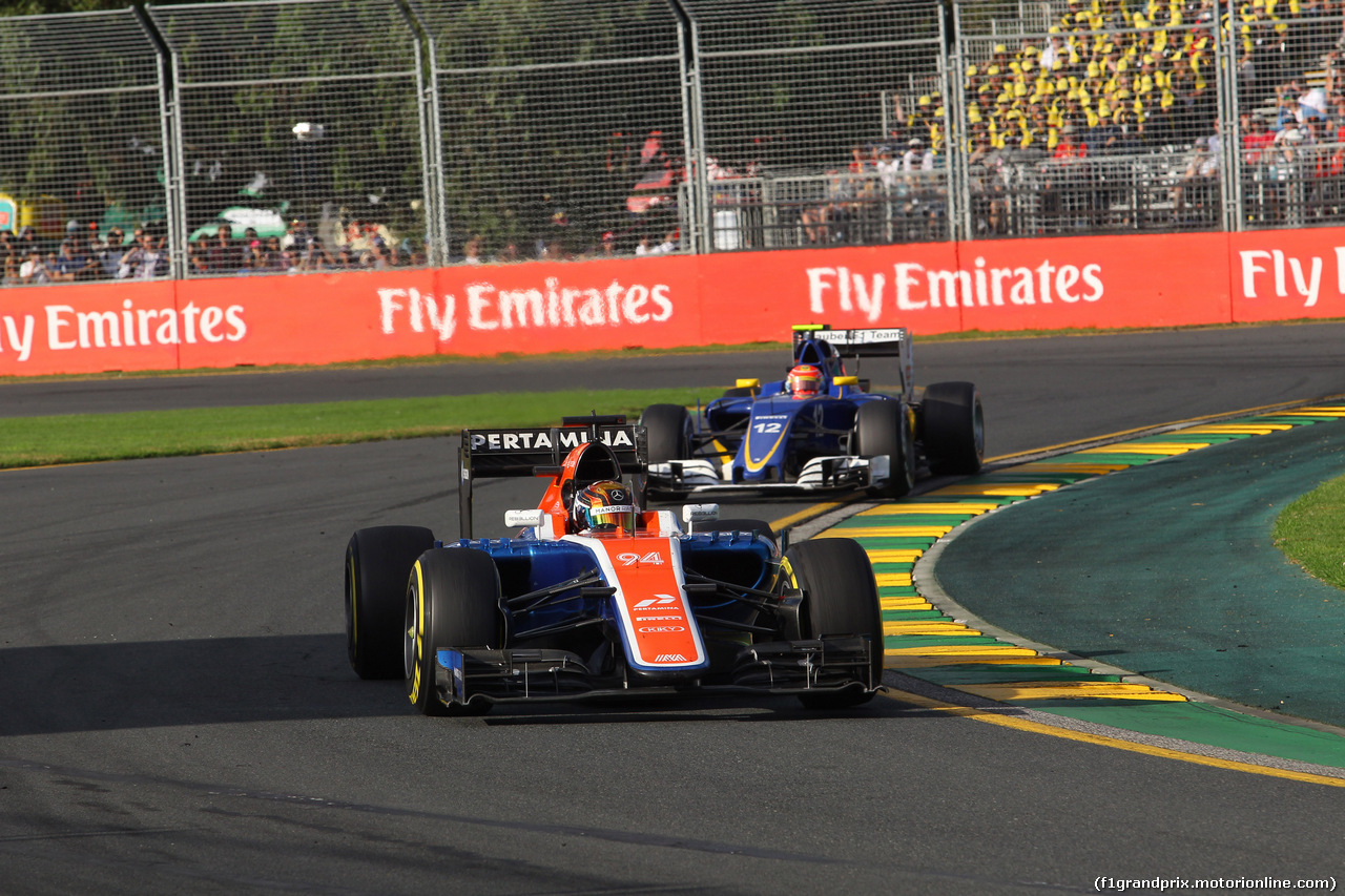 GP AUSTRALIA, 20.03.2016 - Gara, Pascal Wehrlein (GER) Manor Racing MRT05 davanti a Felipe Nasr (BRA) Sauber C34
