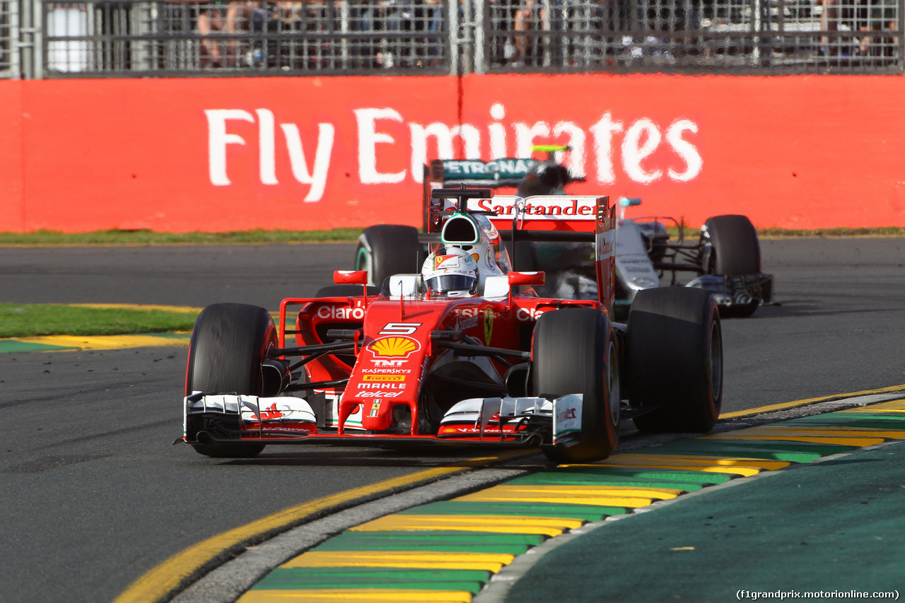 GP AUSTRALIA, 20.03.2016 - Gara, Sebastian Vettel (GER) Ferrari SF16-H davanti a Nico Rosberg (GER) Mercedes AMG F1 W07 Hybrid