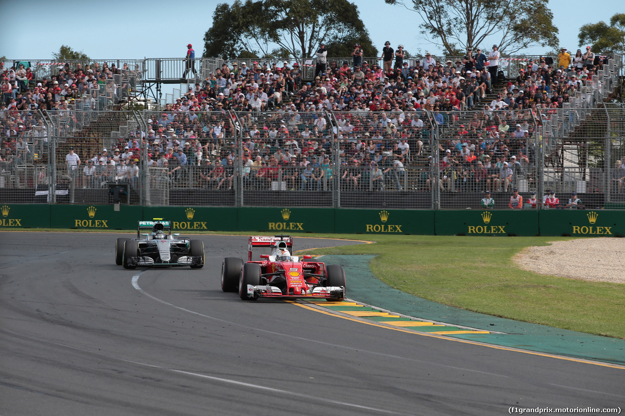 GP AUSTRALIA, 20.03.2016 - Gara, Sebastian Vettel (GER) Ferrari SF16-H davanti a Nico Rosberg (GER) Mercedes AMG F1 W07 Hybrid