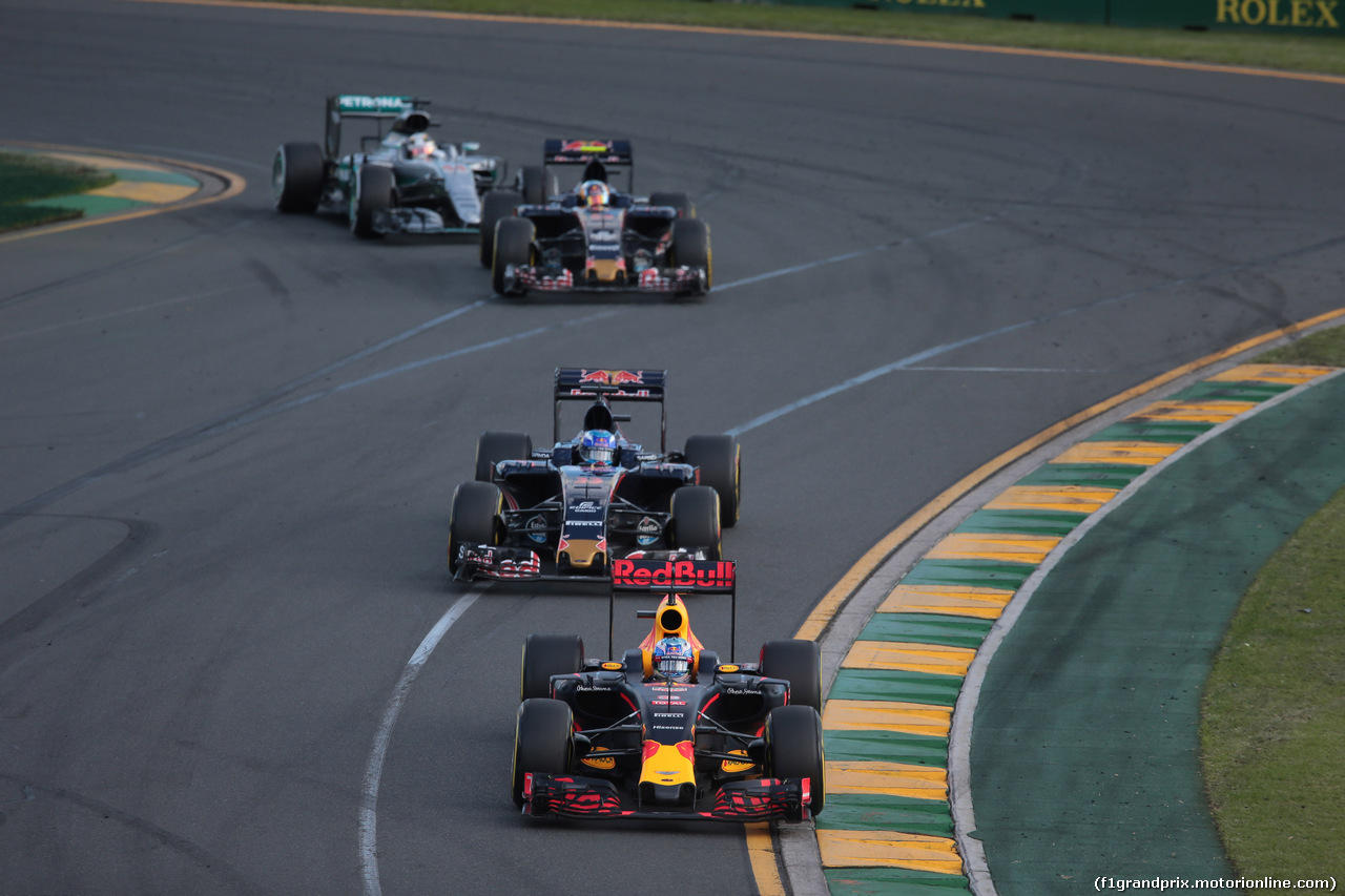 GP AUSTRALIA, 20.03.2016 - Gara, Daniel Ricciardo (AUS) Red Bull Racing RB12 davanti a Max Verstappen (NED) Scuderia Toro Rosso STR11