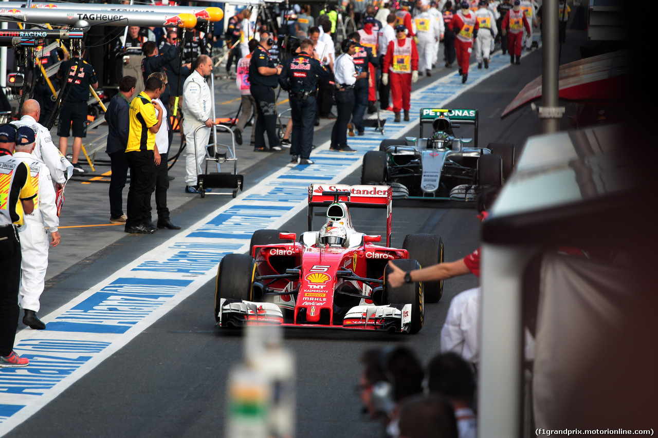 GP AUSTRALIA, 20.03.2016 - Gara, Sebastian Vettel (GER) Ferrari SF16-H e Lewis Hamilton (GBR) Mercedes AMG F1 W07 Hybrid