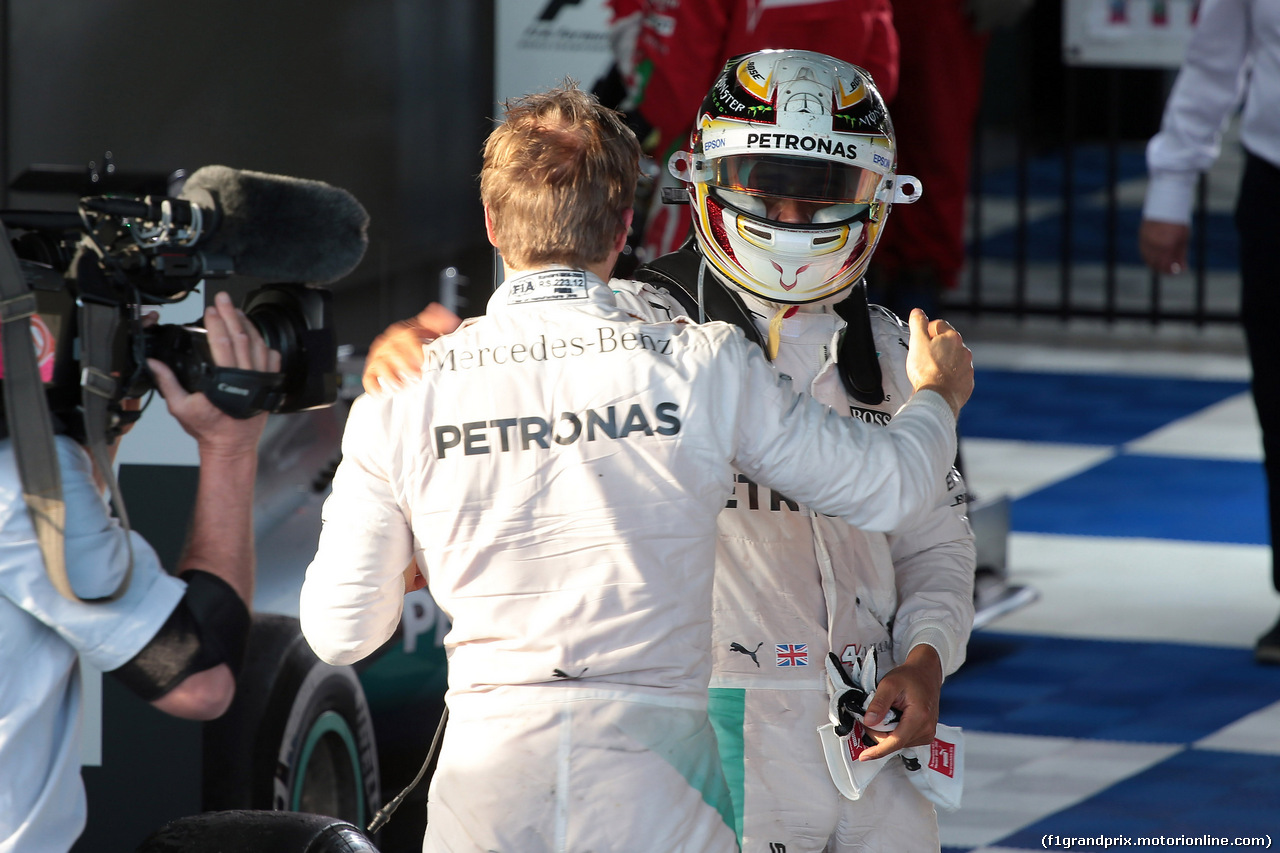 GP AUSTRALIA, 20.03.2016 - Gara, Nico Rosberg (GER) Mercedes AMG F1 W07 Hybrid vincitore e secondo Lewis Hamilton (GBR) Mercedes AMG F1 W07 Hybrid