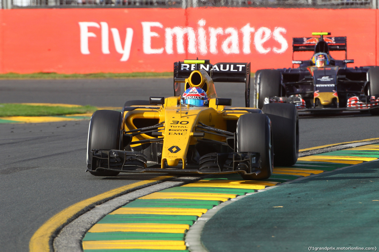 GP AUSTRALIA, 20.03.2016 - Gara, Jolyon Palmer (GBR) Renault Sport F1 Team RS16 davanti a Carlos Sainz Jr (ESP) Scuderia Toro Rosso STR11