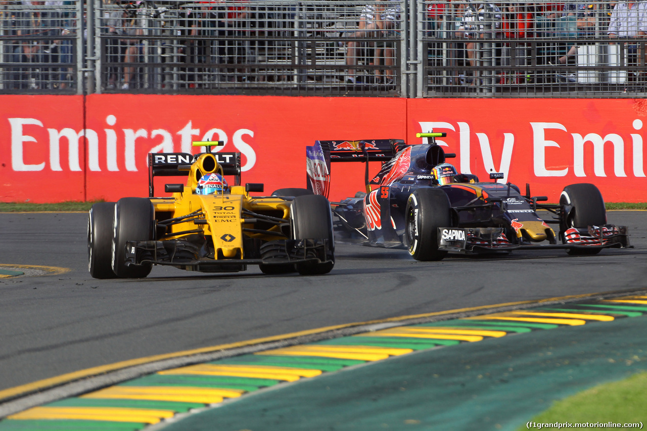 GP AUSTRALIA, 20.03.2016 - Gara, Jolyon Palmer (GBR) Renault Sport F1 Team RS16 e Carlos Sainz Jr (ESP) Scuderia Toro Rosso STR11