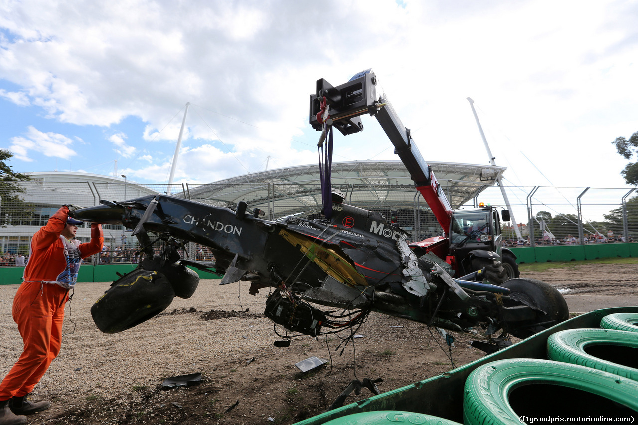 GP AUSTRALIA, 20.03.2016 - Gara, Crash, Fernando Alonso (ESP) McLaren Honda MP4-31 e Esteban Gutierrez (MEX) Haas F1 Team VF-16