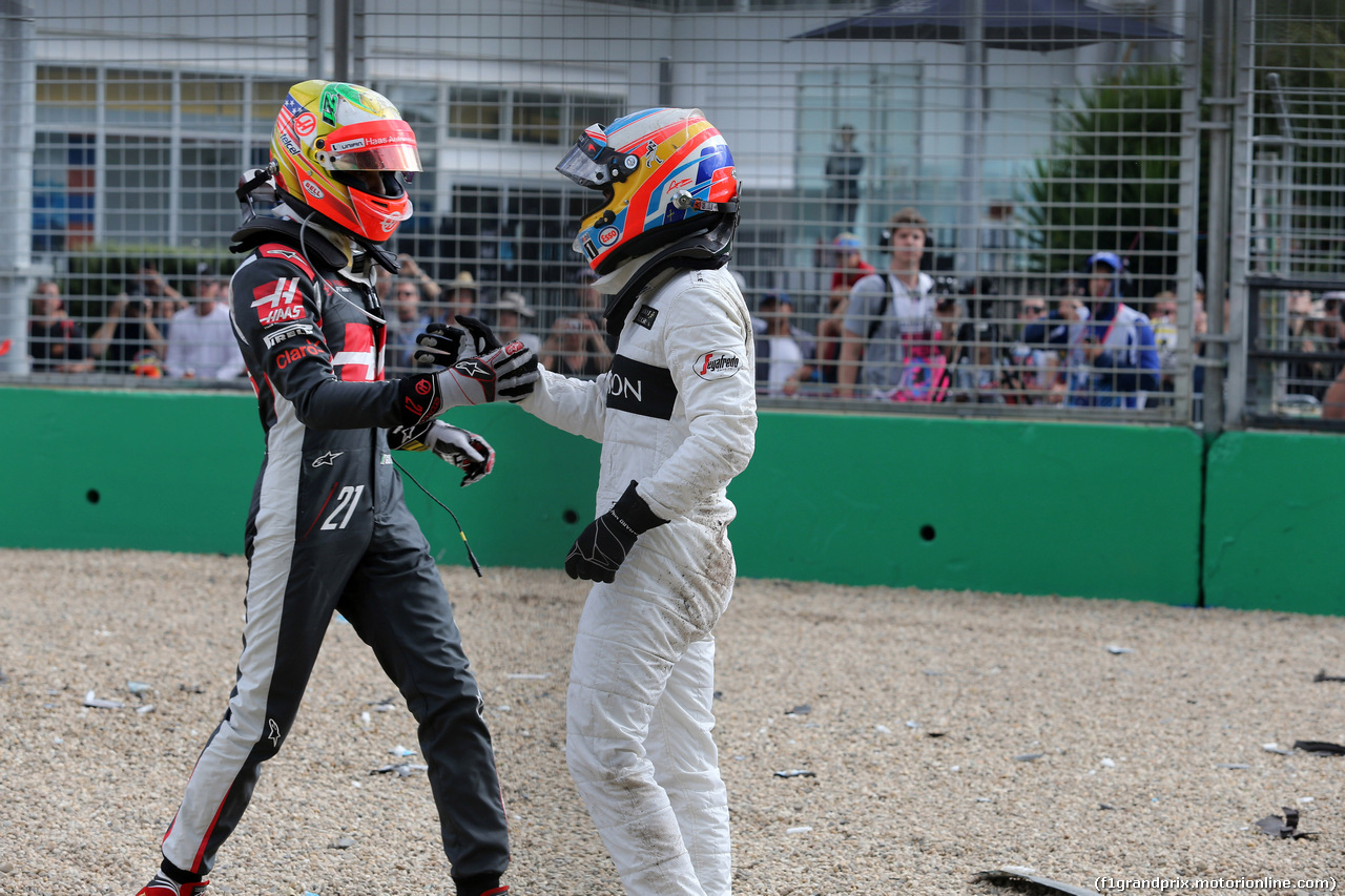 GP AUSTRALIA, 20.03.2016 - Gara, Crash, Fernando Alonso (ESP) McLaren Honda MP4-31 e Esteban Gutierrez (MEX) Haas F1 Team VF-16