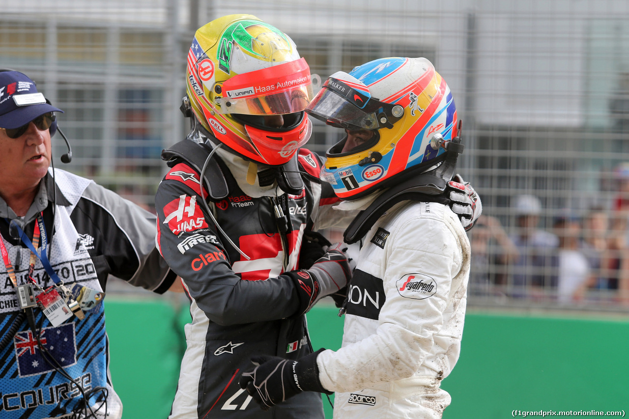 GP AUSTRALIA, 20.03.2016 - Gara, Crash, Fernando Alonso (ESP) McLaren Honda MP4-31 e Esteban Gutierrez (MEX) Haas F1 Team VF-16