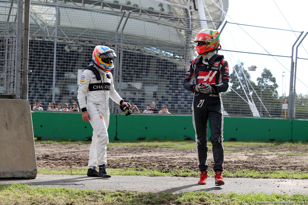 GP AUSTRALIA, 20.03.2016 - Gara, Crash, Fernando Alonso (ESP) McLaren Honda MP4-31 e Esteban Gutierrez (MEX) Haas F1 Team VF-16