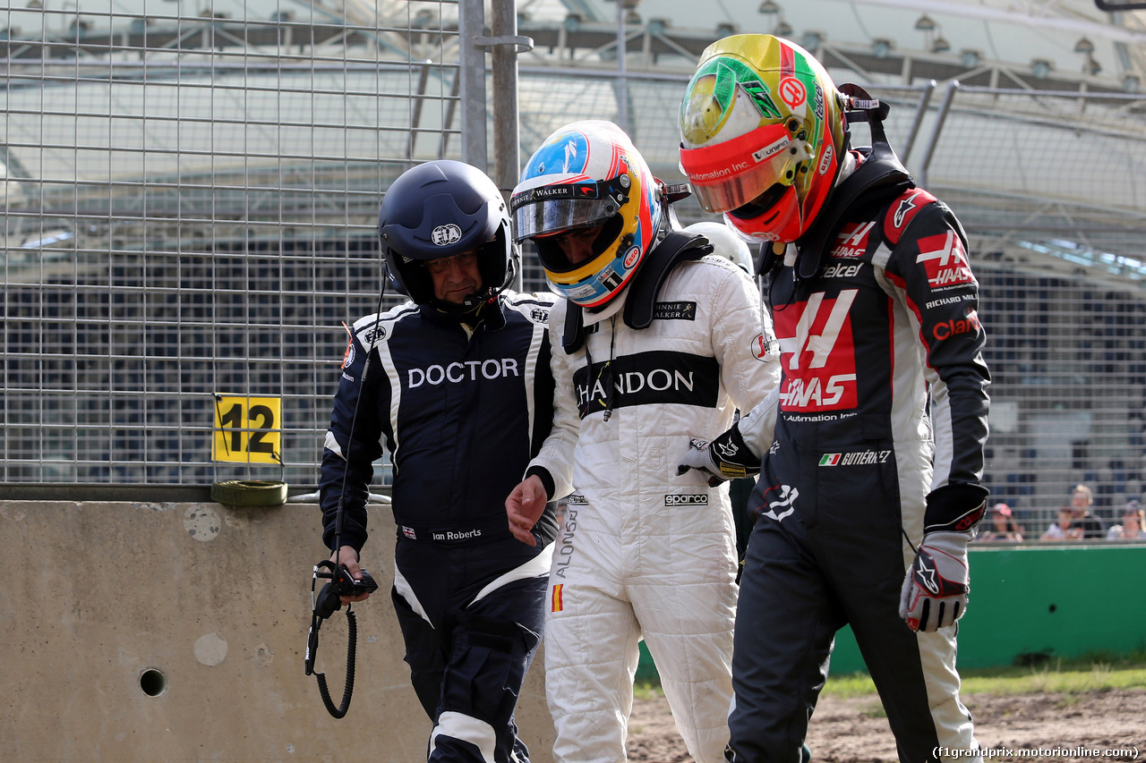 GP AUSTRALIA, 20.03.2016 - Gara, Crash, Fernando Alonso (ESP) McLaren Honda MP4-31 e Esteban Gutierrez (MEX) Haas F1 Team VF-16