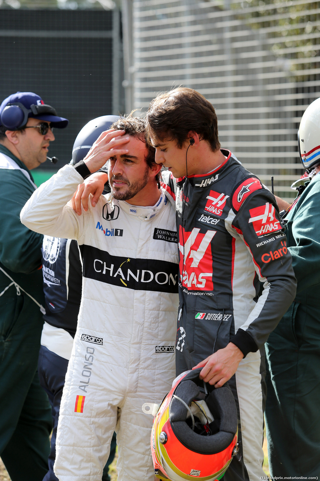 GP AUSTRALIA, 20.03.2016 - Gara, Crash, Fernando Alonso (ESP) McLaren Honda MP4-31 e Esteban Gutierrez (MEX) Haas F1 Team VF-16