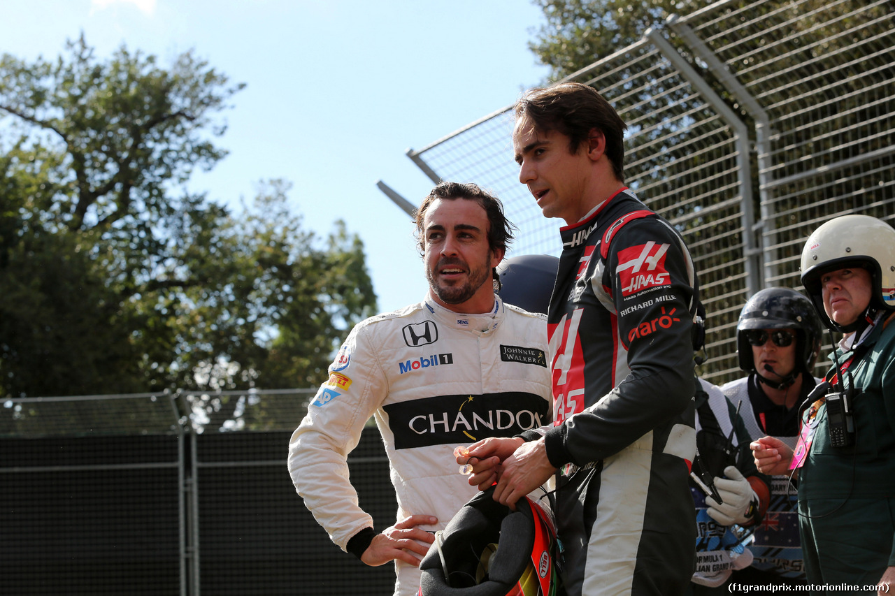 GP AUSTRALIA, 20.03.2016 - Gara, Crash, Fernando Alonso (ESP) McLaren Honda MP4-31 e Esteban Gutierrez (MEX) Haas F1 Team VF-16
