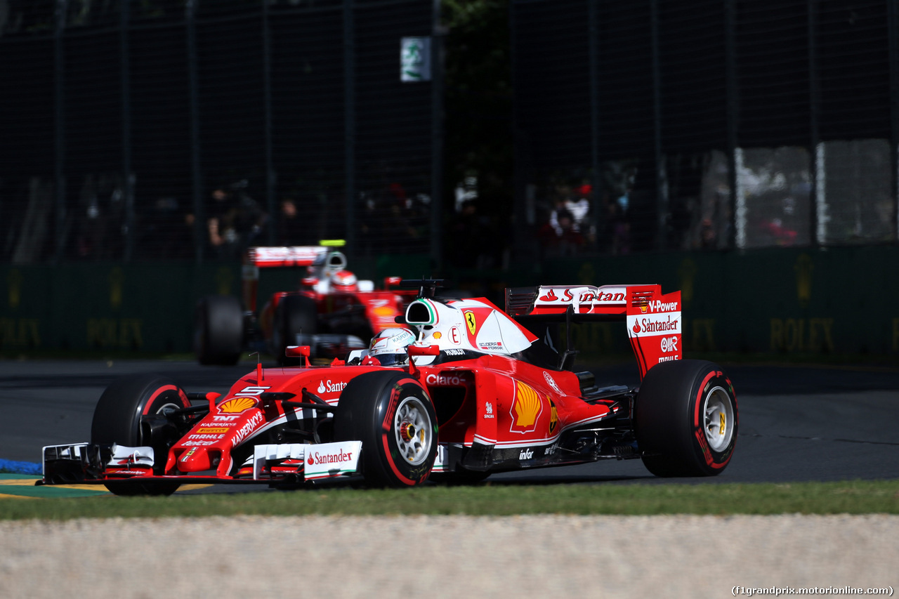GP AUSTRALIA, 20.03.2016 - Gara, Sebastian Vettel (GER) Ferrari SF16-H davanti a Kimi Raikkonen (FIN) Ferrari SF16-H