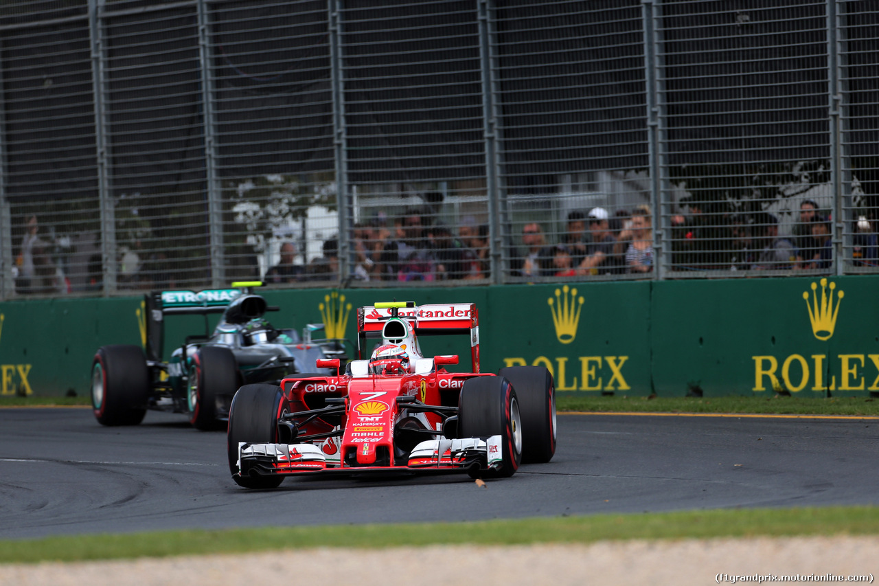 GP AUSTRALIA, 20.03.2016 - Gara, Kimi Raikkonen (FIN) Ferrari SF16-H davanti a Nico Rosberg (GER) Mercedes AMG F1 W07 Hybrid
