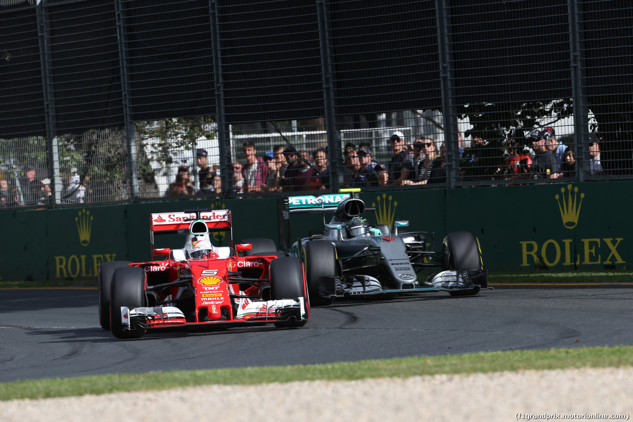 GP AUSTRALIA, 20.03.2016 - Gara, Sebastian Vettel (GER) Ferrari SF16-H e Nico Rosberg (GER) Mercedes AMG F1 W07 Hybrid