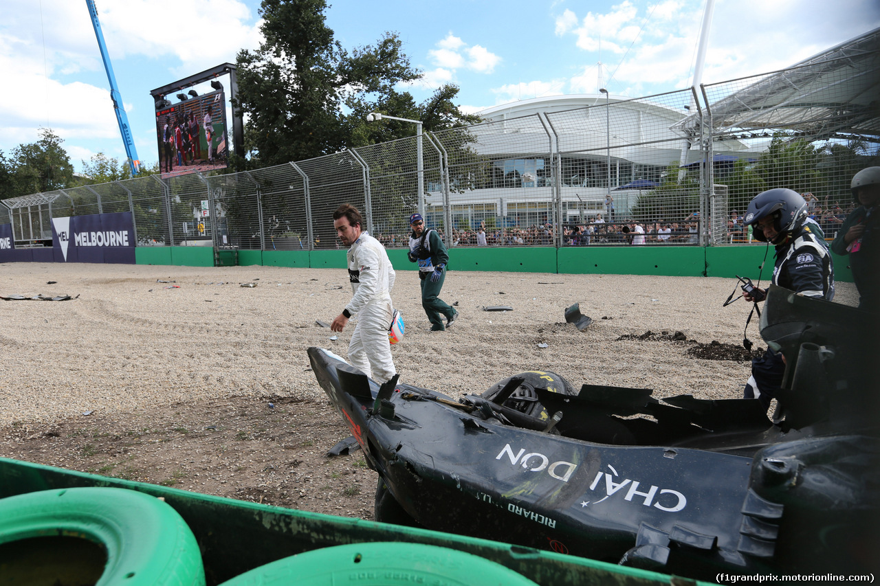 GP AUSTRALIA, 20.03.2016 - Gara, Crash, Fernando Alonso (ESP) McLaren Honda MP4-31