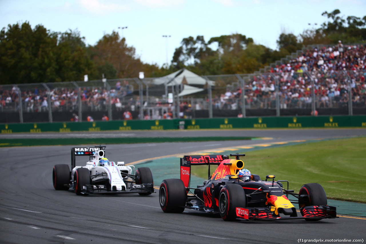 GP AUSTRALIA, 20.03.2016 - Gara, Daniel Ricciardo (AUS) Red Bull Racing RB12 davanti a Felipe Massa (BRA) Williams FW38
