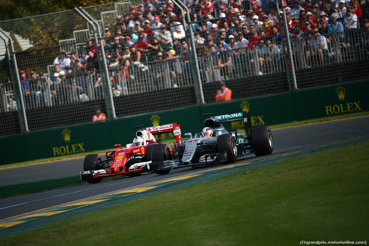 GP AUSTRALIA, 20.03.2016 - Gara, Sebastian Vettel (GER) Ferrari SF16-H e Lewis Hamilton (GBR) Mercedes AMG F1 W07 Hybrid