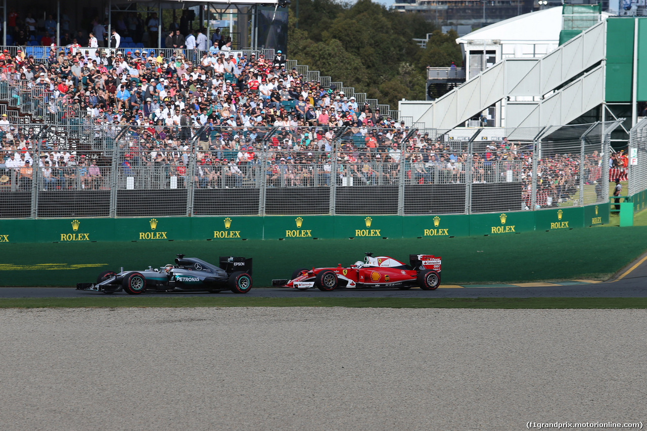 GP AUSTRALIA, 20.03.2016 - Gara, Lewis Hamilton (GBR) Mercedes AMG F1 W07 Hybrid e Sebastian Vettel (GER) Ferrari SF16-H