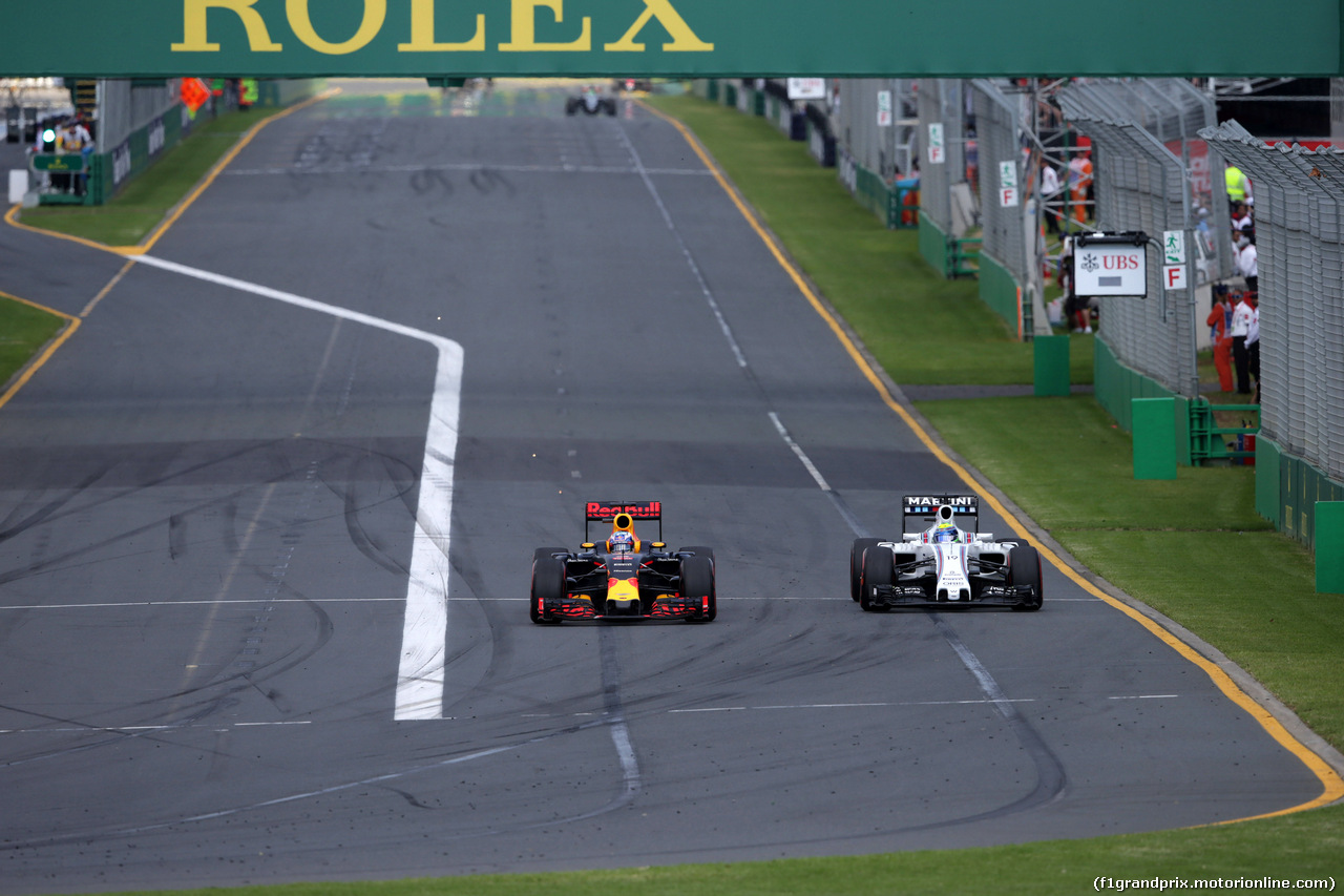 GP AUSTRALIA, 20.03.2016 - Gara, Daniel Ricciardo (AUS) Red Bull Racing RB12 e Felipe Massa (BRA) Williams FW38