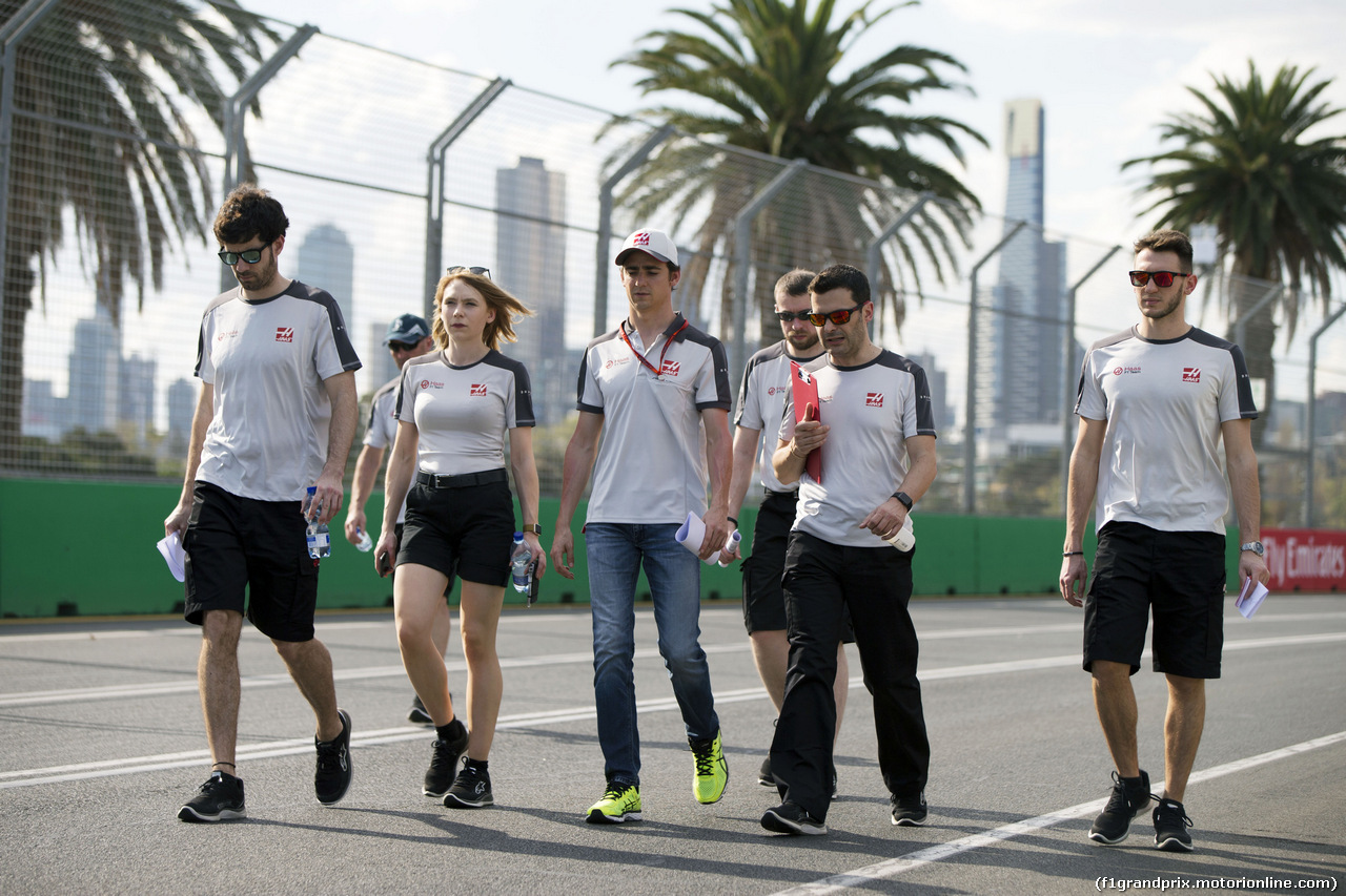 GP AUSTRALIA, Esteban Gutierrez (MEX) Haas F1 Team walks the circuit with the team.
16.03.2016.