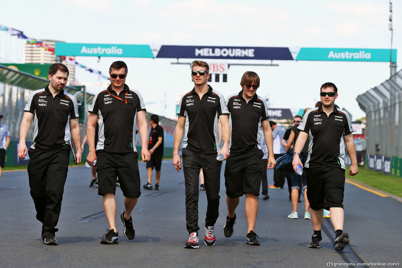 GP AUSTRALIA, Nico Hulkenberg (GER) Sahara Force India F1 walks the circuit with the team.
16.03.2016.