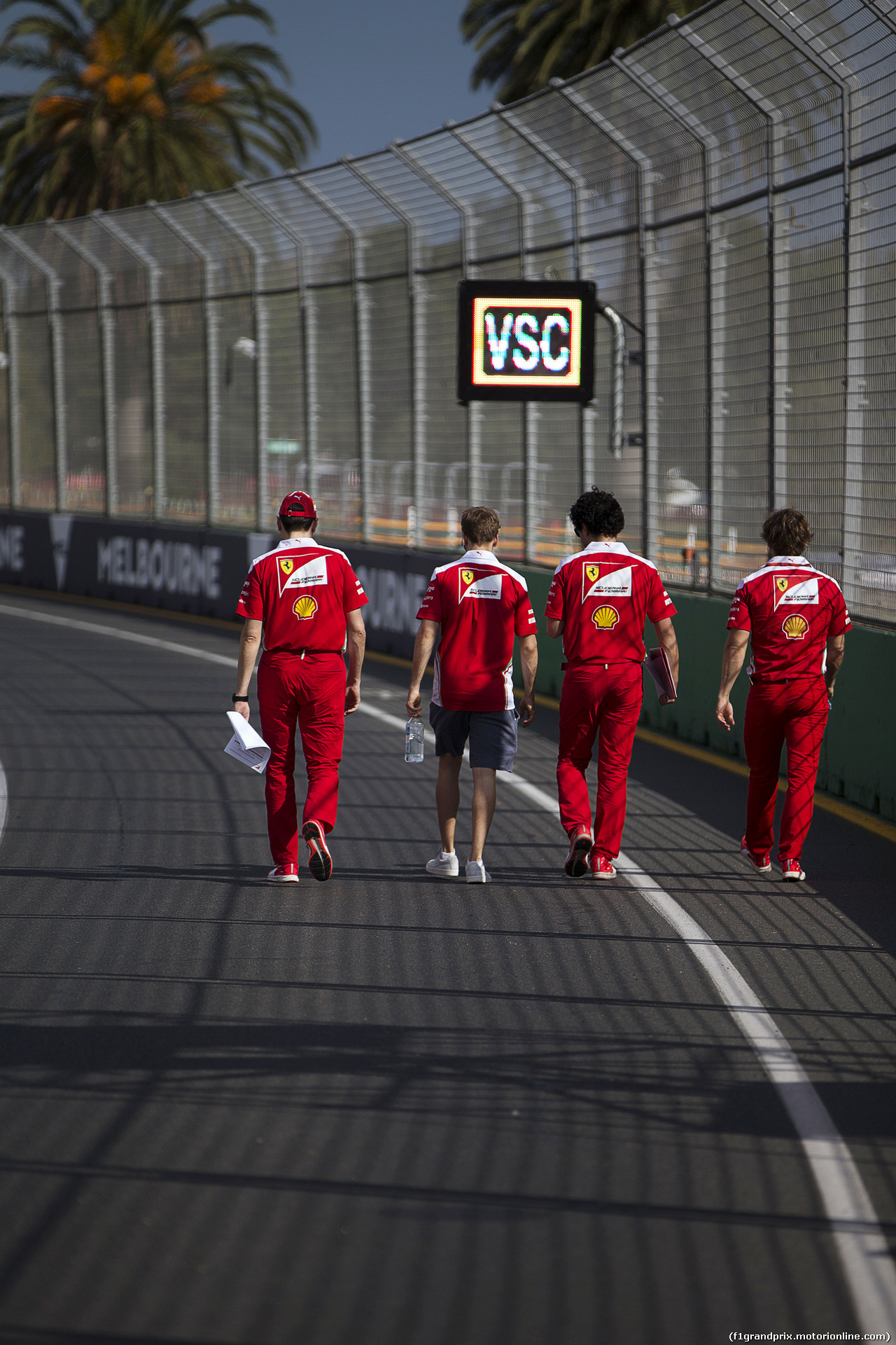 GP AUSTRALIA, Sebastian Vettel (GER) Ferrari walks the circuit with the team.
16.03.2016.