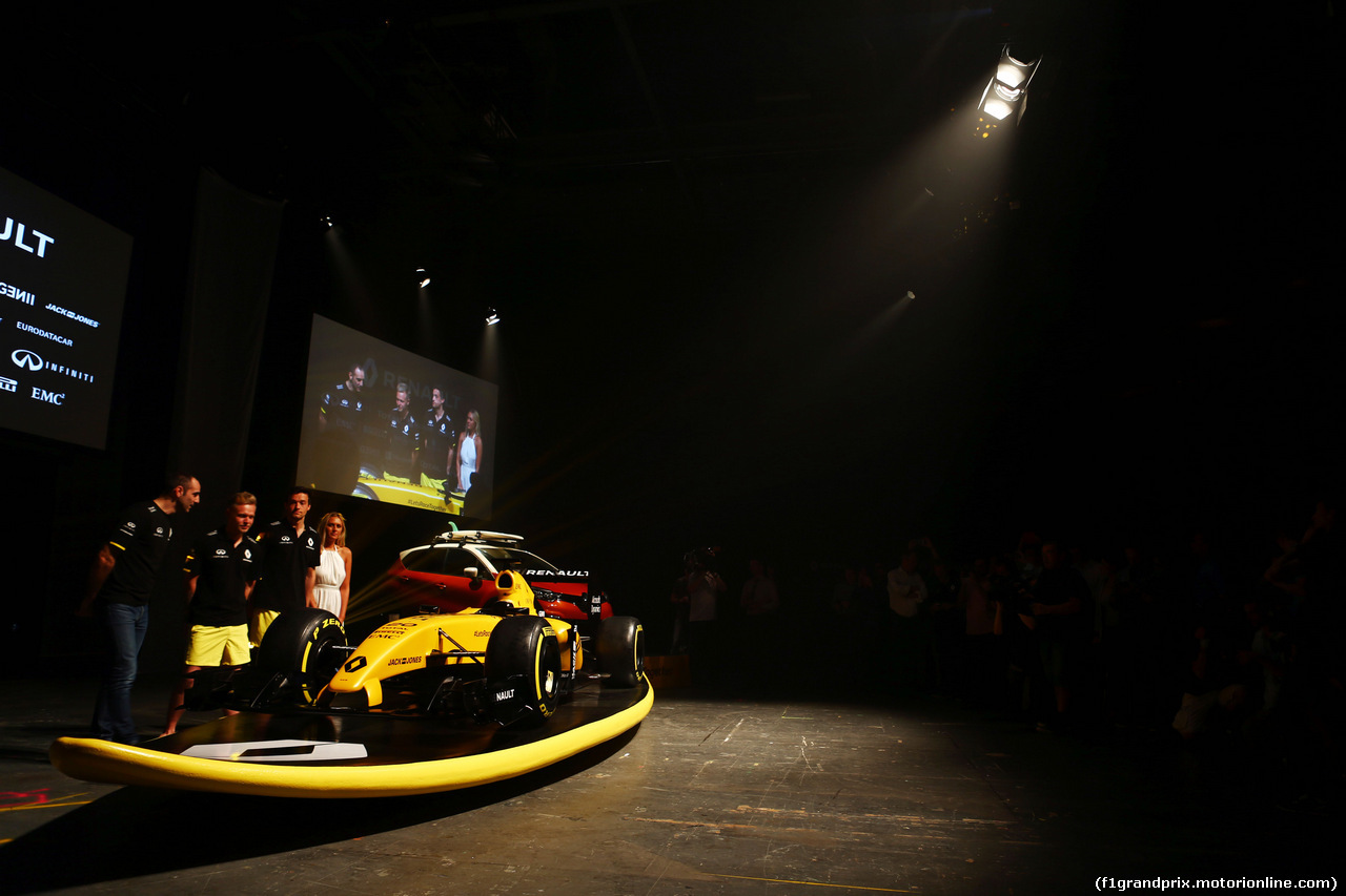 GP AUSTRALIA, (L to R): Cyril Abiteboul (FRA) Renault Sport F1 Managing Director; Kevin Magnussen (DEN) Renault Sport F1 Team; Jolyon Palmer (GBR) Renault Sport F1 Team; e Ellie Jean Coffey (AUS) Pro Surfer at the Renault Sport F1 Team RS16 livery reveal.
16.03.2016.